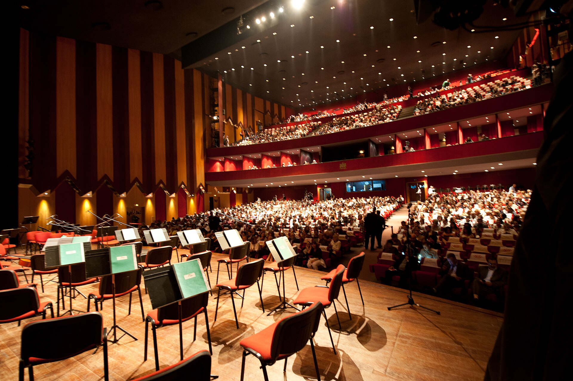 Salle vue depuis la scène, pupitres d'orchestre au premier plan